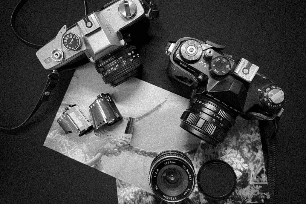 Fotocamere analogiche, obiettivi e rullini, in bianco e nero