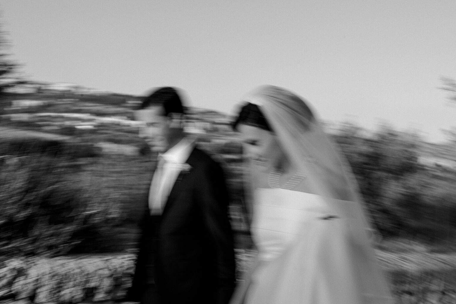 Roberto e Maria camminano insieme, foto in movimento in bianco e nero – matrimonio ad Agrigento