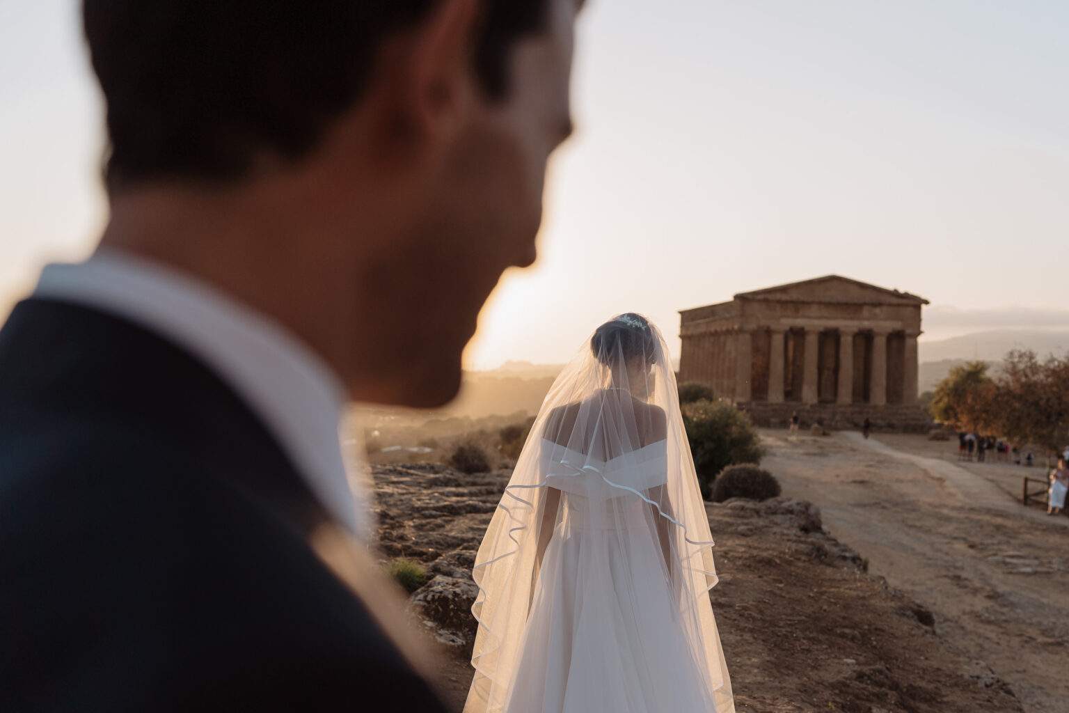 Roberto in primo piano e Maria con il velo davanti al Tempio della Concordia, Valle dei Templi di Agrigento